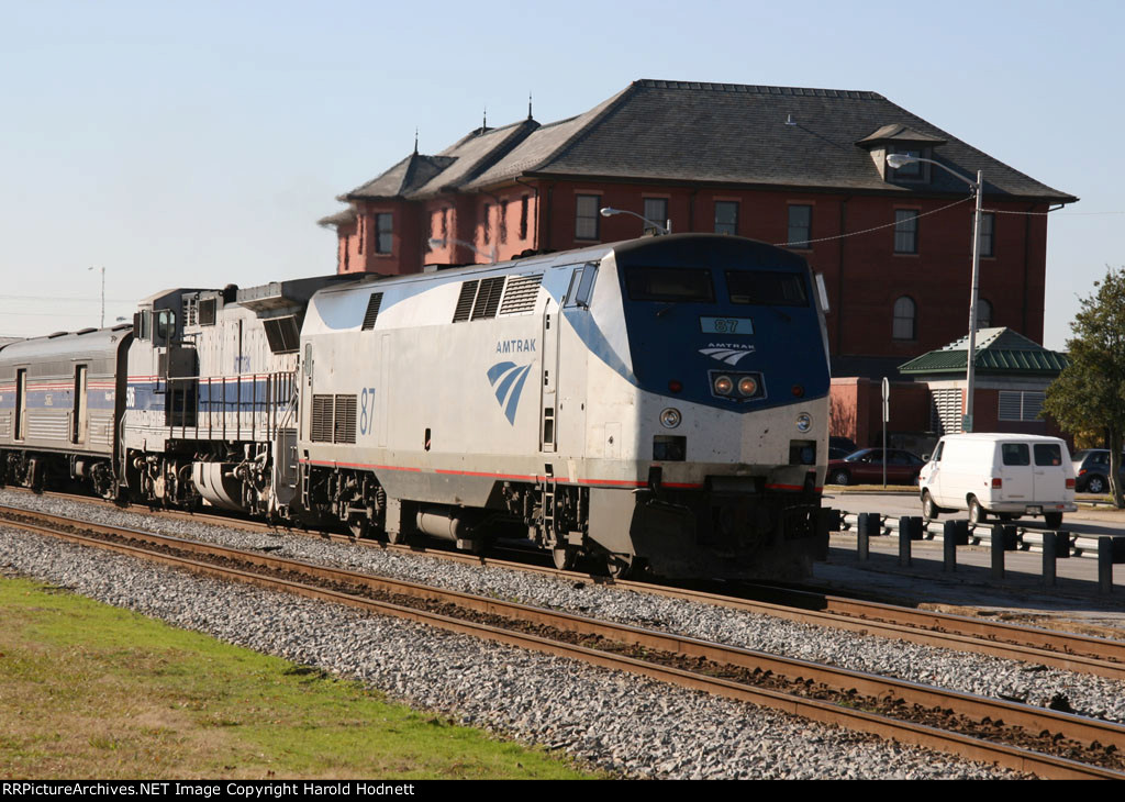 AMTK 87 & 506 lead train P092-09 into the station